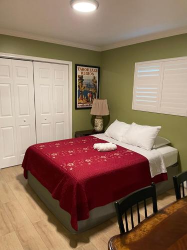 1 dormitorio con 1 cama grande con manta roja en Private LA Bedroom w Private Half-Bathroom - AC - WIFI - Private Fridge -Smart TV, en Los Ángeles