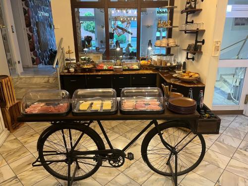 a food cart with food on it in a kitchen at Pension Ottenheide in Schloß Holte-Stukenbrock