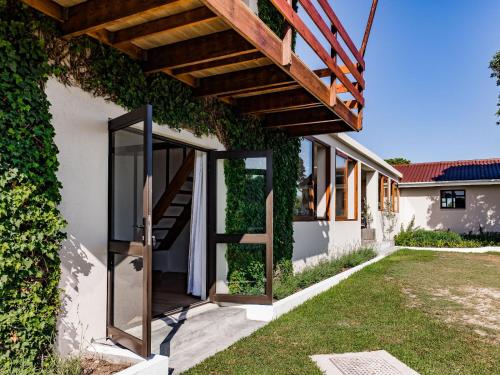 an open door to a house with ivy on the wall at Casa d'Italo in Stanford
