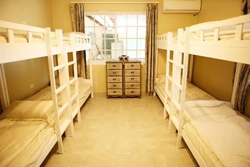 سرير بطابقين أو أسرّة بطابقين في غرفة في DreamHouse