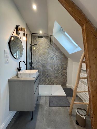 een badkamer met een wastafel en een trap bij Maison Touquet pour 4 personnes in Le Touquet-Paris-Plage