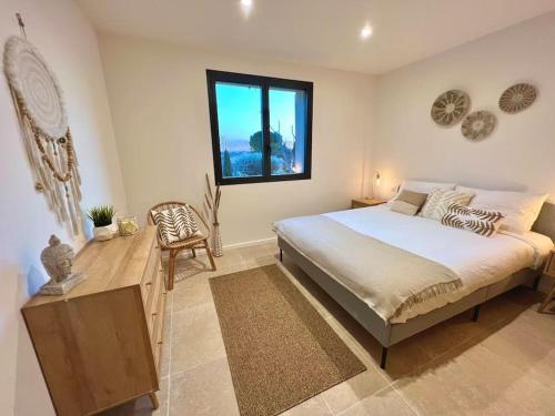 une chambre avec un lit, un bureau et une fenêtre dans l'établissement Villa moderne et chaleureuse au milieu vignes et calme absolu à Aix en Provence, à Aix-en-Provence
