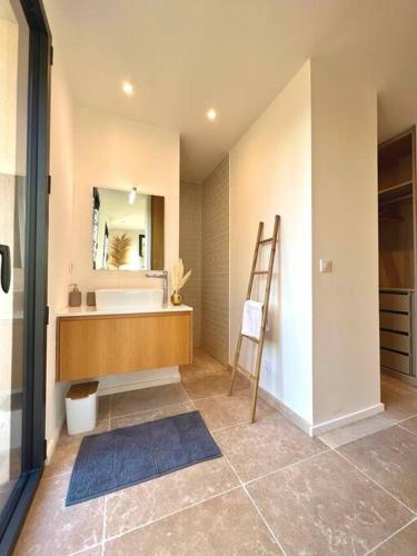 une salle de bain avec une baignoire, un lavabo et un miroir dans l'établissement Villa moderne et chaleureuse au milieu vignes et calme absolu à Aix en Provence, à Aix-en-Provence