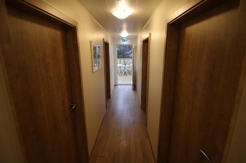 a hallway with two doors and a hallway with a hallwayngthngthngthngthngth at CJA Guesthouse in Laugar