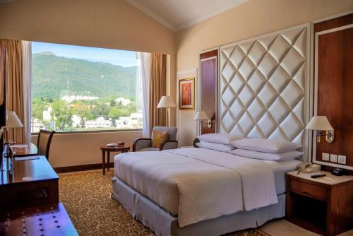 伊斯蘭堡的住宿－伊斯蘭堡萬豪酒店，一间卧室设有一张大床和一个大窗户