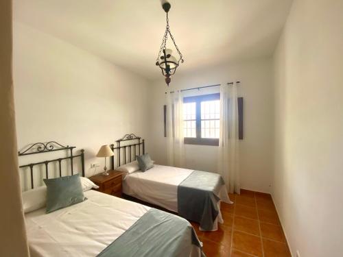 1 Schlafzimmer mit 2 Betten und einem Fenster in der Unterkunft Casa Las Herriza By Solymar Holiday in Alcaucín