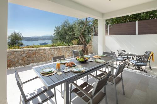 Driftwood Luxury Suite by WhiteDream Villas