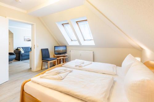 1 dormitorio con 1 cama con sábanas blancas en Schloss Hohenzollern Wohnungen Obergeschoss, en Ahlbeck