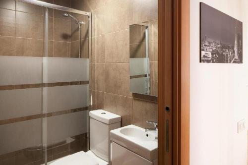 uma casa de banho com um WC, um lavatório e um chuveiro em Ola Living Sagrada Familia em Barcelona