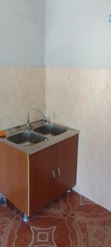 茨卡爾圖博的住宿－Sergo's Appartment，一间位于客房角落的带水槽的厨房