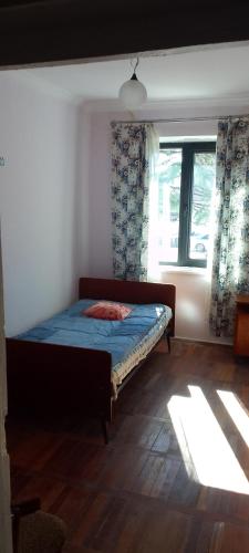 チャルトゥボにあるSergo's Appartmentの窓付きの部屋にベッド付きのベッドルーム1室があります。