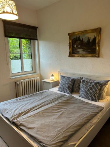 ein Schlafzimmer mit einem großen Bett mit zwei Kissen in der Unterkunft Gästehaus Kleiner Wacholder in Bad Doberan