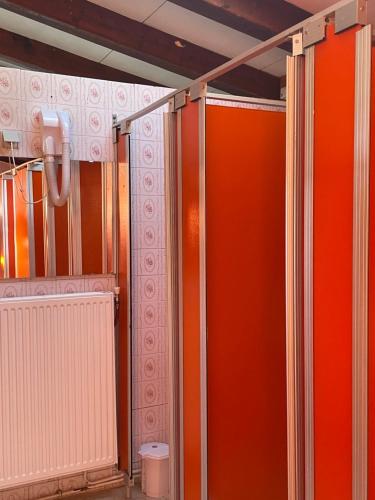 - une cabine de douche orange dans la salle de bains dans l'établissement L'enclave 4/6 personne, à Estavar