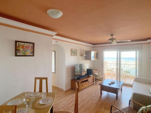 uma sala de estar com um sofá, uma mesa e uma televisão em Spanish Connection - Los Miradores del Puerto em La Manga del Mar Menor