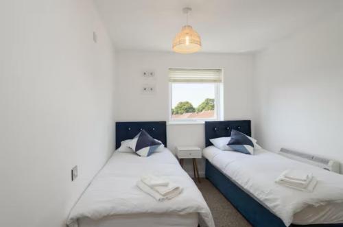 Un pat sau paturi într-o cameră la Modern 2 Bedroom Flat with Parking in Cardiff