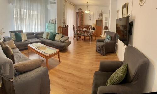 sala de estar con sofás y mesa en Luna Centro 5 habitaciones en Granada