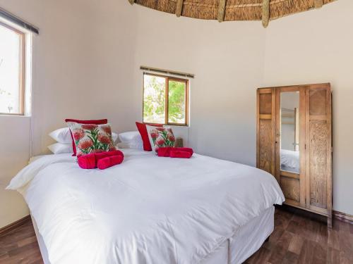 a bedroom with a large white bed with red pillows at Casa d'Italo in Stanford