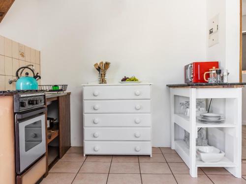 a kitchen with a white dresser and a stove at Casa d'Italo in Stanford