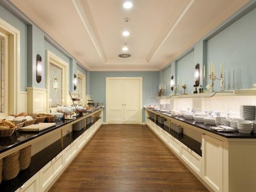 Kuchyň nebo kuchyňský kout v ubytování Morada Strandhotel Ostseebad Kühlungsborn