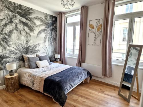 - une chambre avec un lit et du papier peint tropical dans l'établissement Appartement Dunkerque, à Dunkerque