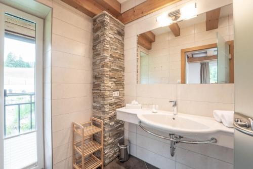 La salle de bains est pourvue d'un lavabo et d'un miroir. dans l'établissement Residenz zur Hackenschmiede, à Mauterndorf