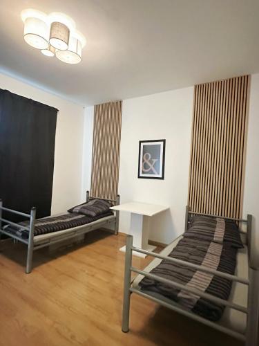 Zimmer mit 2 Betten und einem Tisch in der Unterkunft 2 schlafenzimmer Waschmaschine Eller in Düsseldorf