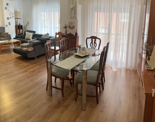 y sala de estar con mesa de comedor y sillas. en Luna Centro 5 habitaciones en Granada