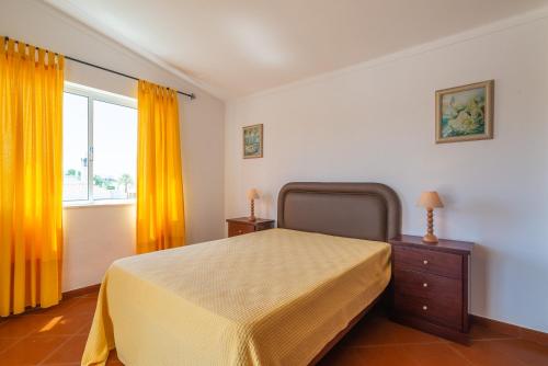 Rúm í herbergi á Charming Guia Villa 3 Bedroom Villa Private Pool and Close to Amenities Algarve