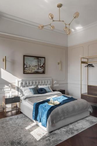 um quarto com uma cama grande e um cobertor azul em Вишукані апартаменти у історичному маєтку в парку em Kiev