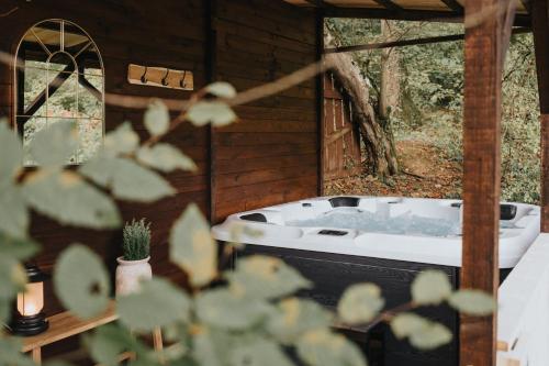 d'une baignoire installée à l'intérieur d'une cabane dans les arbres. dans l'établissement refuges, à Beauraing