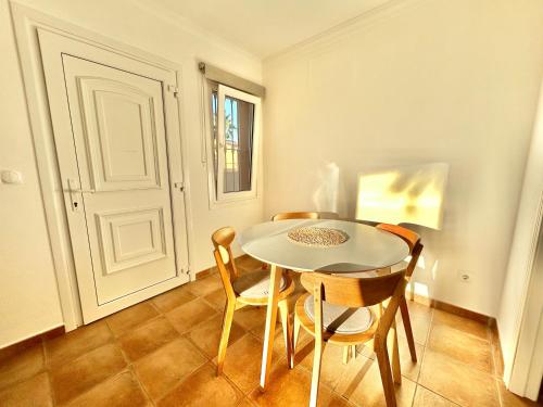 奧利瓦的住宿－Apartamento Varsovia，一间带桌椅的用餐室