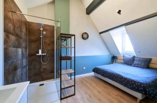 Posteľ alebo postele v izbe v ubytovaní LOFT neuf avec bain jacuzzi et terrasse