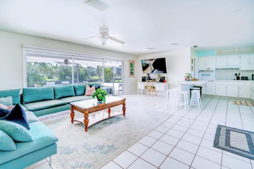 sala de estar con sofá y mesa en Cozy 60's home, city & canal located, en Cabo Coral