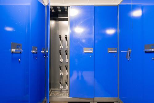 a row of blue lockers in a bathroom at Auerhahn Feldberg in Feldberg