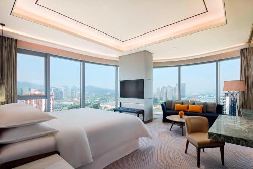 - une chambre avec un grand lit et une grande fenêtre dans l'établissement Sheraton Guangzhou Nansha Hotel, à Canton