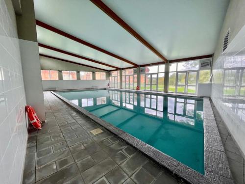 une grande piscine intérieure dans un immeuble dans l'établissement D36 2ème étage La Ferme de Deauville 1 ch. SOZEN C, à Saint-Arnoult