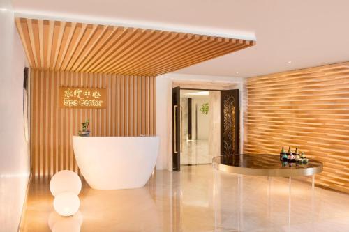 a hotel lobby with a tub and a table at Le Meridien Shanghai Hongqiao,Minhang in Shanghai