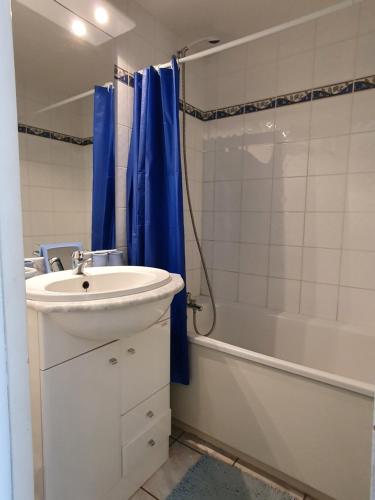 een badkamer met een wastafel, een bad en een douche bij 34 Roche Blanche in Val Thorens