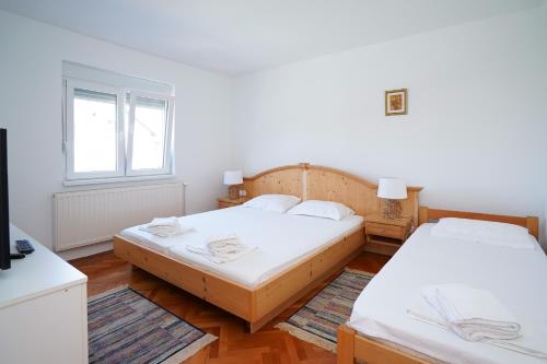 una camera con due letti e una finestra di Kuća za odmor DUNJA a Kladovo