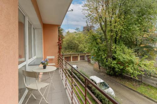 een balkon met een tafel en stoelen en een raam bij Spacious & Comfortable Studio Apartament Rajska with Balcony by Renters in Łódź