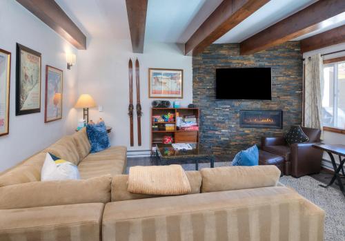 Vantage Point 112 Condo – Photos 4
