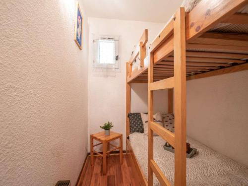 a small room with a bunk bed and a ladder at Appartement Saint-Lary-Soulan, 2 pièces, 4 personnes - FR-1-296-196 in Saint-Lary-Soulan