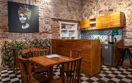 A restaurant or other place to eat at Casa Del Pozo Boutique Hostel