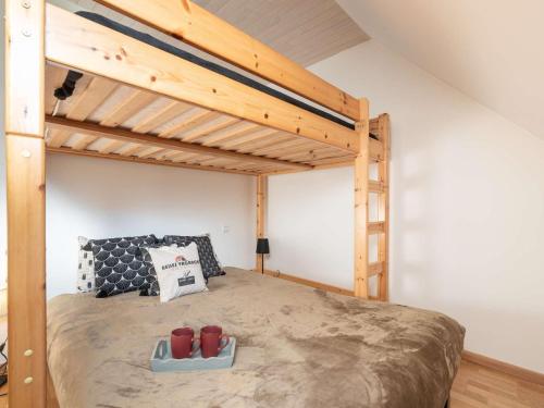 - une chambre avec des lits superposés et des chaussures rouges dans l'établissement Appartement Duplex 6 Pers. avec Balcon, Parking Privé et CASIER À SKIS, à 2 min de Saint-Lary-Soulan - FR-1-296-358, à Bourisp