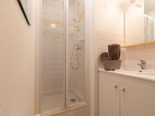 une salle de bain avec douche et lavabo dans l'établissement Appartement cosy 7 pers à Saint-Lary avec balcon, parking et navette gratuite - FR-1-296-332, à Saint-Lary-Soulan
