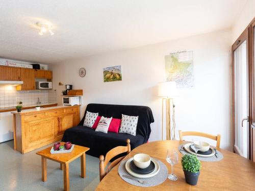 un salon avec un canapé et une table dans l'établissement Duplex calme pour 8 près des remontées et commerces - FR-1-296-387, à Saint-Lary-Soulan