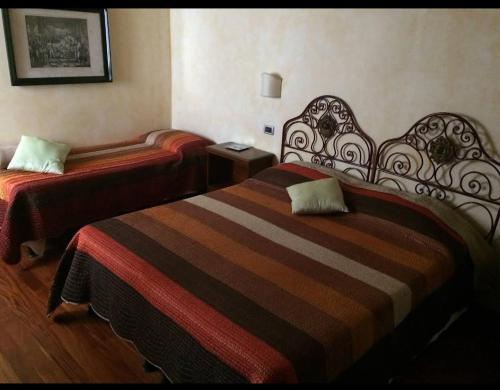 Habitación con 2 camas en una habitación de hotel en IL FAGIANO, en Sette Polesini