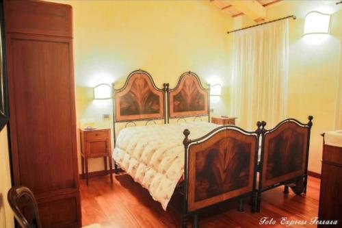 1 dormitorio con 1 cama grande y suelo de madera en IL FAGIANO, en Sette Polesini