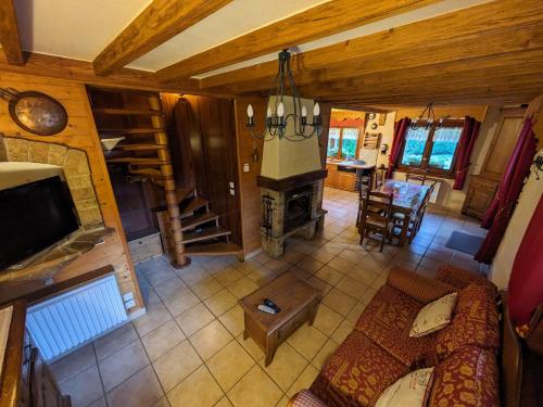 een woonkamer met een bank en een open haard bij le jardin de talèfre in Chamonix-Mont-Blanc