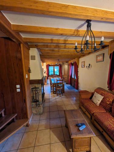 un salon avec un canapé et une table dans l'établissement le jardin de talèfre, à Chamonix-Mont-Blanc